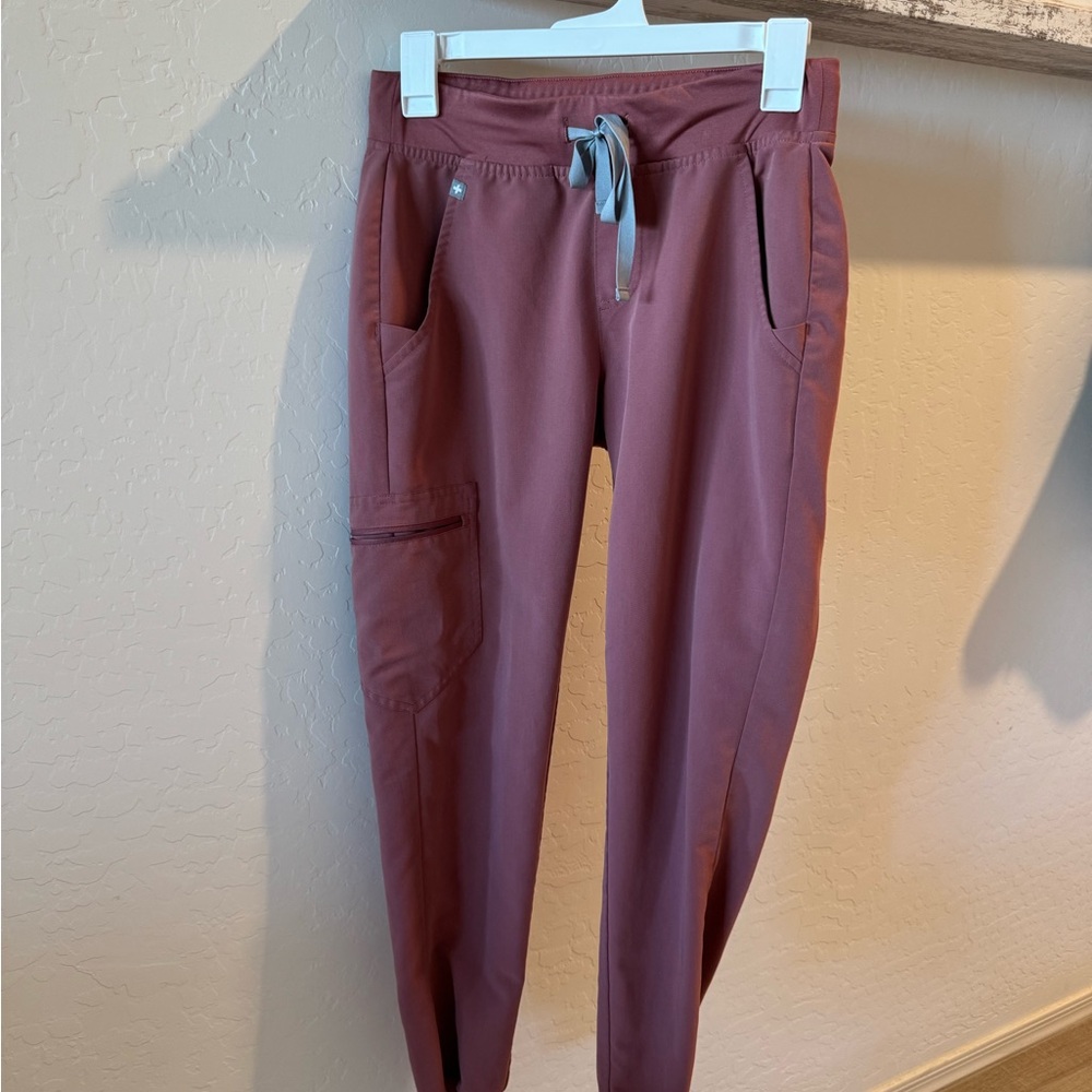 Figs Technical Collection scrub pants jogger style in dark pink color size XS